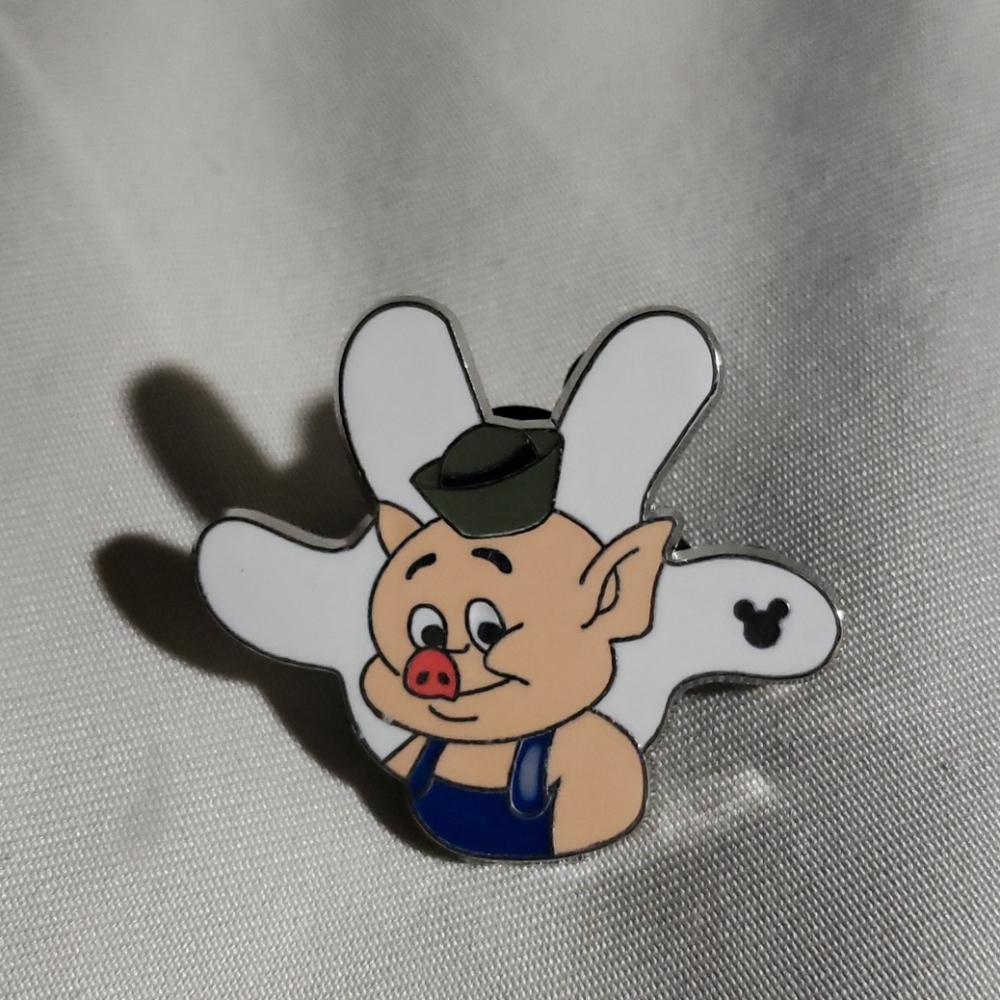 Hidden Mickey 3 pigs pin